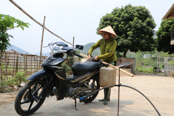 Người dân bản Nà Dân, xã Mường Kim, huyện Than Uyên, tỉnh Lai Châu, phải đi lấy nước ở bản khác về phục vụ nhu cầu sinh hoạt. (Ảnh: Nguyễn Oanh/TTXVN) ttxvn_nuoc sinh hoat1.jpg