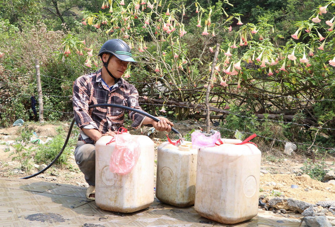 Người dân bản Làng Sảng, xã Hồng Thu, huyện Sìn Hồ, tỉnh Lai Châu, phải đi lấy nước tại thị trấn Sìn Hồ cách bản 5km. (Ảnh: Nguyễn Oanh/TTXVN) ttxvn_nuoc sinh hoat.jpg