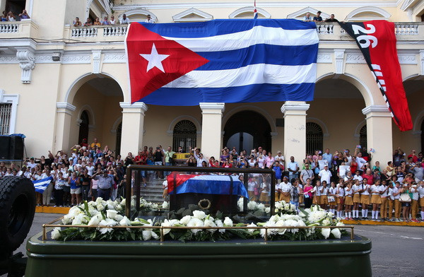 Người dân Cuba tiễn biệt lãnh tụ Fidel Castro về nơi an nghỉ cuối cùng ảnh 1