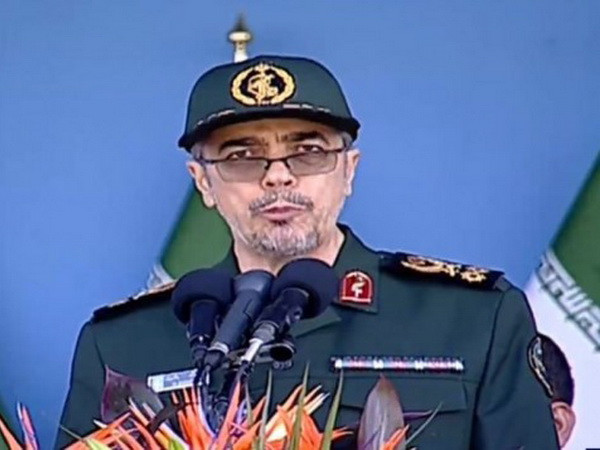 Tham trưởng Các Lực lượng Vũ trang Iran, Thiếu tướng Mohammad Hussain Baqari phát biểu tại một cuộc diễu hành quân sự ngày 21/9 vừa qua. (Nguồn: Press TV) Tướng Iran muốn thiết lập căn cứ hải quân tại Yemen và Syria ảnh 1