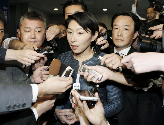 Nữ Bộ trưởng Yuko Obuchi trong cuộc họp báo ở Tokyo ngày 18/10 vừa qua. (Ảnh: Kyodo/TTXVN) Bộ trưởng Công nghiệp Nhật Bản Yuko Obuchi đệ đơn từ chức ảnh 1