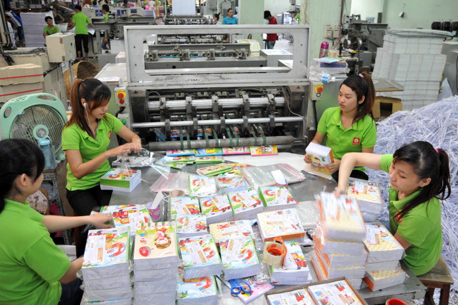 Đóng gói tập vở tại Công ty Cổ phần Vĩnh Tiến. (Ảnh: An Hiếu/TTXVN) Phát huy vai trò cầu nối để hàng Việt luôn là ưu tiên hàng đầu ảnh 1