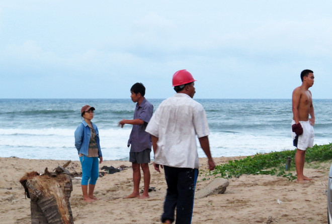 Phú Yên: Hai người bị sóng nhấn chìm do tắm lúc biển động ảnh 1