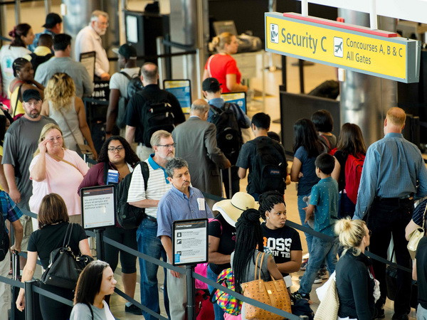 Mỹ dỡ bỏ lệnh cấm người tị nạn từ những nước có 'nguy cơ cao' ảnh 1