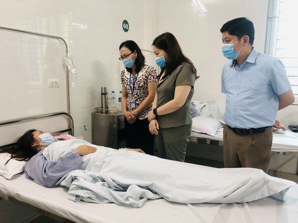 Lãnh đạo tỉnh và thành phố Yên Bái thăm công nhân đang điều trị tại Bệnh viện Đa khoa Hữu Nghị 103. (Ảnh: Đức Tưởng/TTXVN) Xác định nguyên nhân ngộ độc thực phẩm tại Công ty may UNICO GLOBAL ảnh 1
