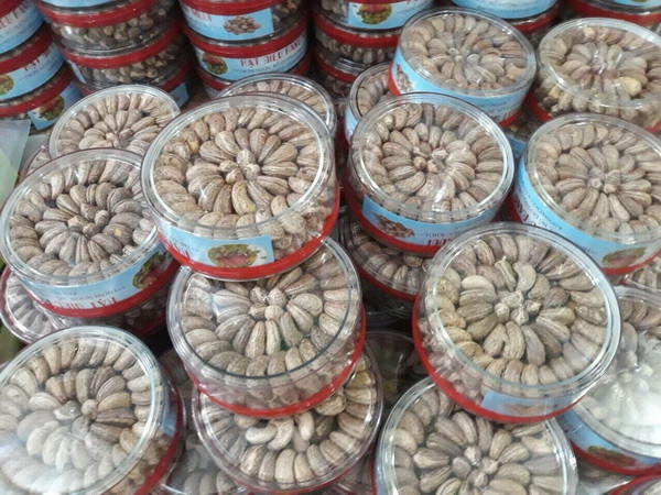 Sản phẩm hạt điều Bình Phước được các hội viên phụ nữ xã Đường 10 bán online trên mạng xã hội. (Ảnh: Sỹ Tuyên/TTXVN) Không để mất thương hiệu “hạt điều của Bình Phước” ảnh 1