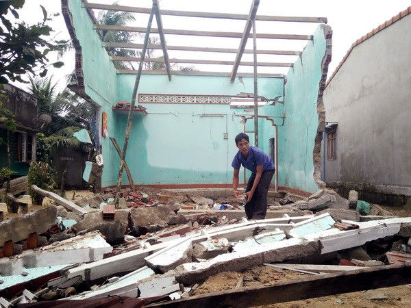 Bình Định hỗ trợ xây gần 700 nhà cho hộ bị sập, hư hỏng nặng do mưa lũ ảnh 1