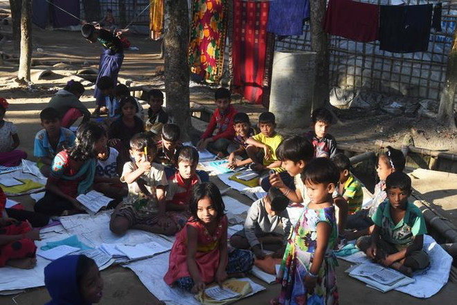 Trẻ em Rohingya tại một lớp học ở trại tị nạn Kutupalong, Ukhia của Bangladesh. (Ảnh: AFP/TTXVN) UNHCR và Bangladesh xúc tiến kế hoạch hồi hương người tị nạn Rohingya ảnh 1