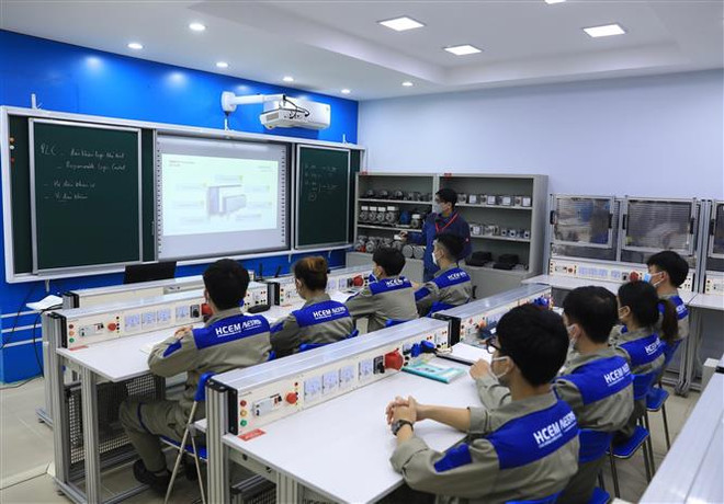 Giờ học của sinh viên lớp Điện công nghiệp (Trường Cao đẳng Cơ điện Hà Nội). (Ảnh: Hoàng Hiếu/TTXVN) Bãi bỏ hàng loạt thủ tục trong lĩnh vực giáo dục và đào tạo ảnh 2
