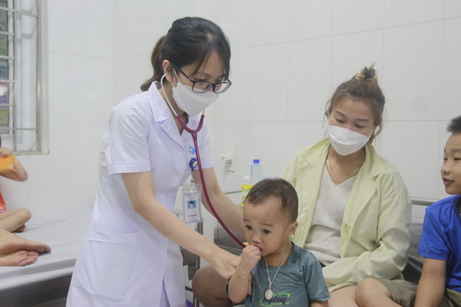 Không chỉ người lớn, trẻ em bị mắc cúm A tăng nhanh trong 10 ngày qua tại Quảng Ninh. (Ảnh: TTXVN phát) Quảng Ninh: Bệnh nhân mắc cúm A có xu hướng tăng ảnh 1