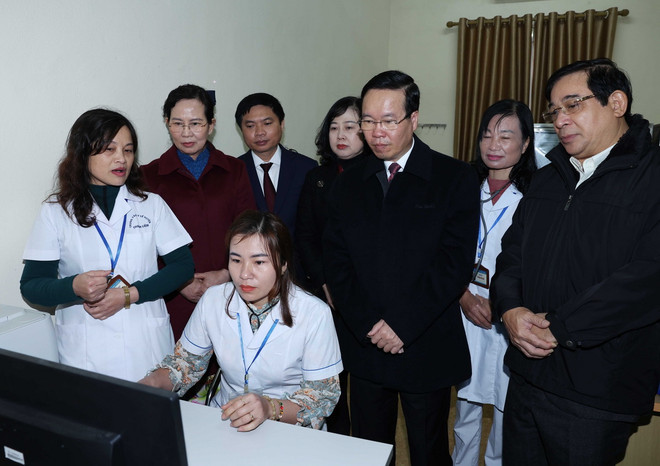 Chủ tịch nước Võ Văn Thưởng đến thăm Trạm Y tế xã Thanh Phong, huyện Thanh Liêm. (Ảnh: Thống Nhất/TTXVN) ttxvn_2502_vo van thuong thay thuoc (4).jpg