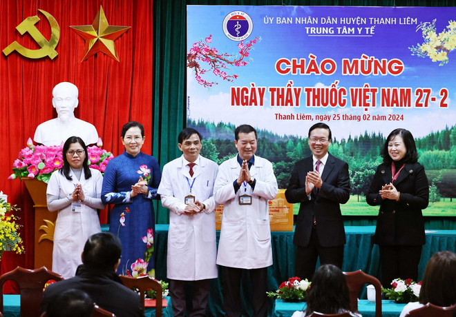 Chủ tịch nước Võ Văn Thưởng tặng quà Trung tâm Y tế huyện Thanh Liêm. (Ảnh: Thống Nhất/TTXVN) ttxvn_2502_vo van thuong thay thuoc (2).jpg