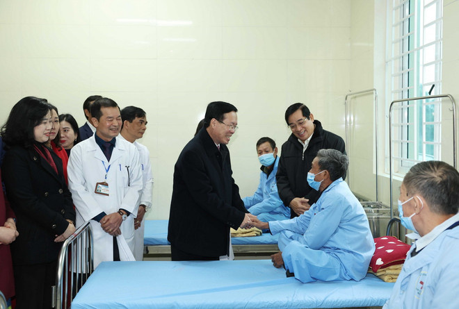 Chủ tịch nước Võ Văn Thưởng thăm hỏi bệnh nhân tại Trung tâm Y tế huyện Thanh Liêm. (Ảnh: Thống Nhất/TTXVN) ttxvn_2502_vo van thuong thay thuoc (3).jpg
