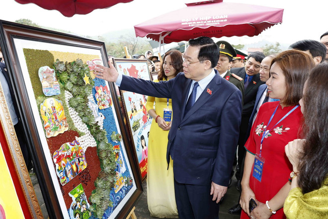 Chủ tịch Quốc hội Vương Đình Huệ tham quan Triển lãm tranh "Tự hào một dải non sông" tại buổi lễ. (Ảnh: Nhan Sáng/TTXVN) ttxvn_2502_vuong dinh hue thang thanh nien (16).jpg