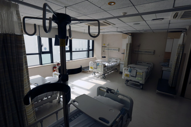 Cảnh vắng vẻ do không có bác sĩ làm việc tại bệnh viện ở Busan (Hàn Quốc). (Ảnh: Yonhap/TTXVN) ttxvn_2203_y te han quoc (3).jpg