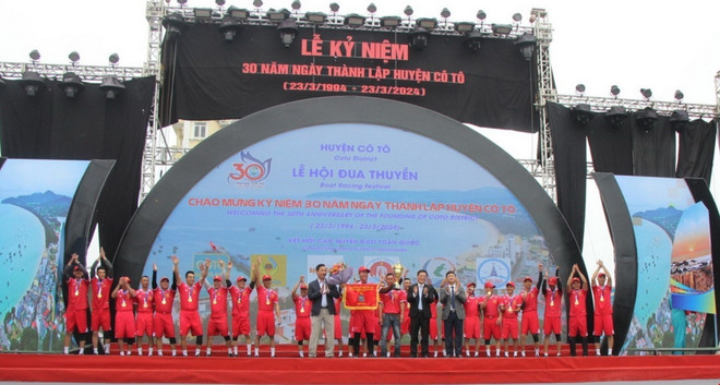 Đội Vân Đồn (Quảng Ninh) giành giải Nhất tại Lễ hội đua thuyền giữa các huyện đảo trong cả nước. (Ảnh: TTXVN phát) ttxvn_2203_dua thuyen (2).jpg