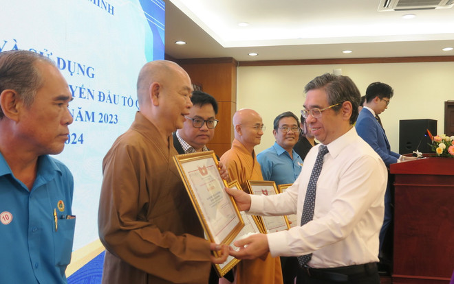 Phó Bí thư Thành ủy Thành phố Hồ Chí Minh Nguyễn Phước Lộc tặng Bằng khen cho các tập thể, cá nhân. (Ảnh: Đinh Hằng/TTXVN) ttxvn_2203_tphcm nguoi ngheo (3).jpg
