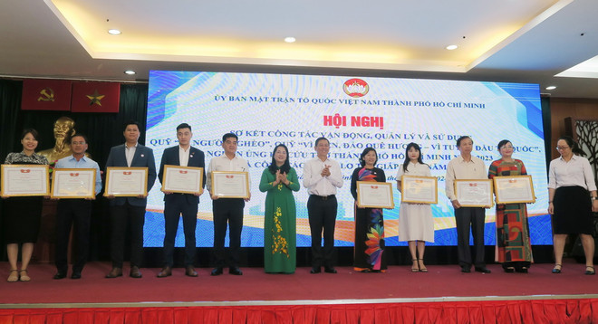 Tặng Bằng khen cho các tập thể, cá nhân có thành tích xuất sắc trong công tác vận động các nguồn quỹ năm 2023. (Ảnh: Đinh Hằng/TTXVN) ttxvn_2203_tphcm nguoi ngheo (1).jpg