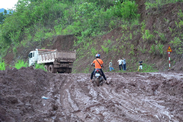 Điện Biên: Thông tuyến Quốc lộ 4H do sạt lở núi tại bản Nà Khuyết ảnh 2