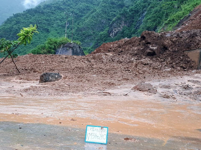 Sơn La: Sụt taluy dương, hơn 15.000m3 đất đá trôi lấp mặt đường ảnh 1