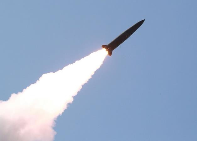 Một loại rocket được phóng thử trong cuộc diễn tập của Quân đội Nhân dân Triều Tiên ở miền Tây nước này. (Ảnh: AFP/TTXVN) SIPRI: Vũ khí hạt nhân trên thế giới ít hơn song hiện đại hơn ảnh 1