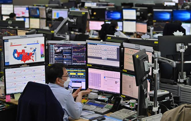 Chỉ số KOSPI của Hàn Quốc. (Ảnh: AFP/TTXVN) Chứng khoán châu Á diễn biến trái chiều trong phiên đầu tuần ảnh 1