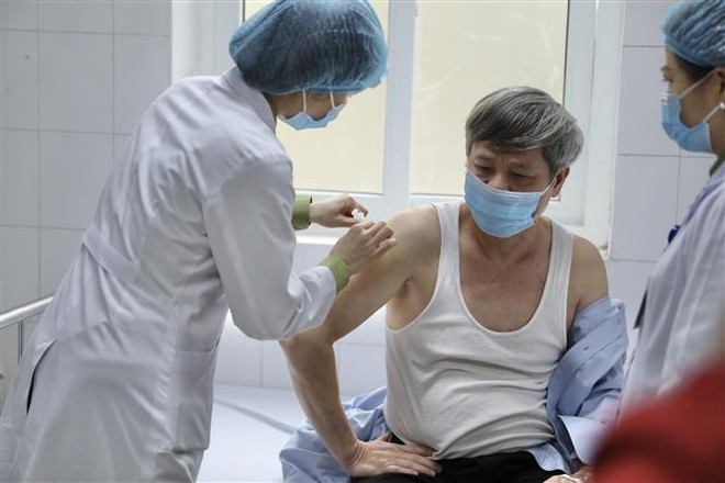 Thứ trưởng Bộ Khoa học và Công nghệ Phạm Công Tạc tham gia tiêm thử nghiệm vaccine Nano Covax phòng COVID-19. (Ảnh: Minh Quyết/TTXVN) Thứ trưởng Phạm Công Tạc tiêm thử vaccine Nano Covax phòng COVID-19 ảnh 1