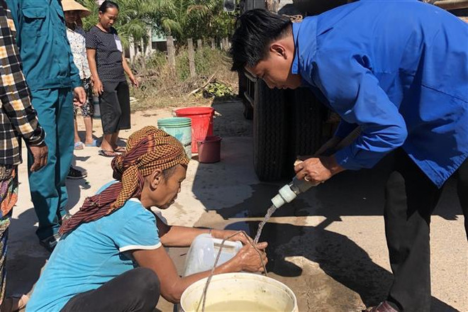 Đoàn viên, thanh niên chở nước miễn phí đến tận nhà người dân. (Ảnh: Lê Xuân/TTXVN) Từ ước nguyện độc lập đến hùng cường: Nguồn sáng khát vọng phụng sự ảnh 1