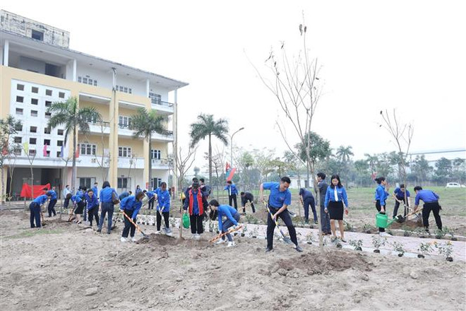 Đoàn viên, thanh niên trồng cây bảo vệ môi trường. (Ảnh: Anh Tuấn/TTXVN) Từ ước nguyện độc lập đến hùng cường: Nguồn sáng khát vọng phụng sự ảnh 2