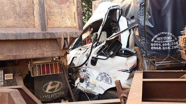 Bình Phước: Xe tải tông xe ben khiến một tài xế kẹt cứng trong cabin ảnh 1