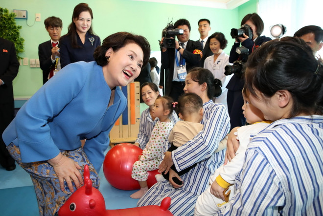 Hai đệ nhất phu nhân Hàn-Triều thăm bệnh viện nhi, Học viện âm nhạc ảnh 1