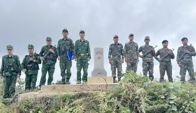 Đồn Biên phòng Mường Nhé, Bộ đội biên phòng tỉnh Điện Biên (Việt Nam) và Đại đội 117, Bộ Chỉ huy quân sự tỉnh Phong Sa Lỳ (Lào) tuần tra cột mốc 21. (Ảnh: TTXVN phát) Đối ngoại Biên phòng là điểm sáng trong Đối ngoại Quốc phòng ảnh 2