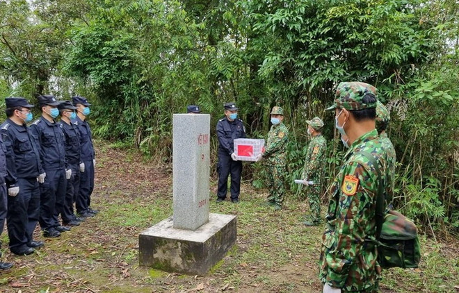 Đồn Biên phòng Sen Thượng (Bộ đội Biên phòng tỉnh Điện Biên, Việt Nam) và Đại đội quản lý biên giới Giang Thành (Chi đội quản lý biên giới Phổ Nhĩ, Trung Quốc) tuần tra song phương. (Ảnh: TTXVN phát) Đối ngoại Biên phòng là điểm sáng trong Đối ngoại Quốc phòng ảnh 3