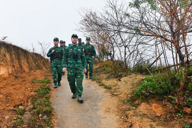 Hà Giang: Bóng "áo xanh Biên phòng," ấm lòng dân bản Tết Quý Mão ảnh 1