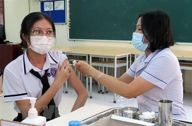 Tiêm vaccine ngừa COVID-19. (Nguồn: TTXVN) Ngày mùng 1 Tết Quý Mão 2023, chỉ có 11 ca mắc mới COVID-19 ảnh 1