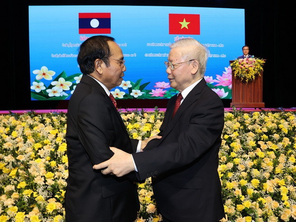 Tổng Bí thư Nguyễn Phú Trọng và ông Bounthong Chitmany, Ủy viên Bộ Chính trị, Thường trực Ban Bí thư, Phó Chủ tịch nước Lào tại Lễ kỷ niệm. (Ảnh: Trí Dũng/TTXVN) Tổng Bí thư: Tình đoàn kết Việt Nam-Lào là quy luật khách quan ảnh 2