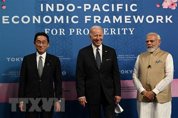 Thủ tướng Nhật Bản Kishida Fumio, Tổng thống Mỹ Joe Biden và Thủ tướng Ấn Độ Narendra Modi tại lễ công bố Khuôn khổ Kinh tế Ấn Độ-Thái Bình Dương vì sự thịnh vượng (IPEF) ở Tokyo, Nhật Bản, ngày 23/5 vừa qua. (Ảnh: AFP/TTXVN) IPEF: Mô hình an ninh-kinh tế của Mỹ trong trật tự kinh tế quốc tế mới ảnh 1