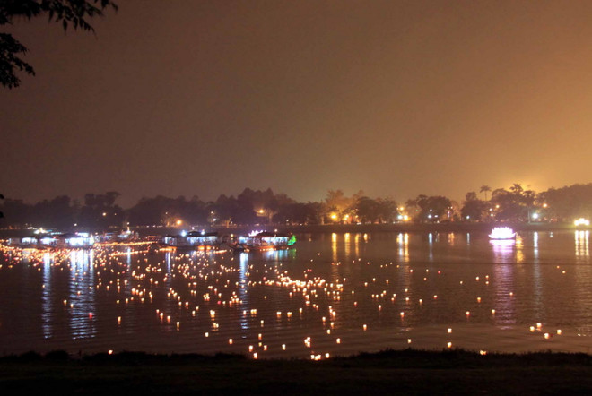 [Photo] Thắp sáng bảy đóa sen trên dòng sông Hương ảnh 3
