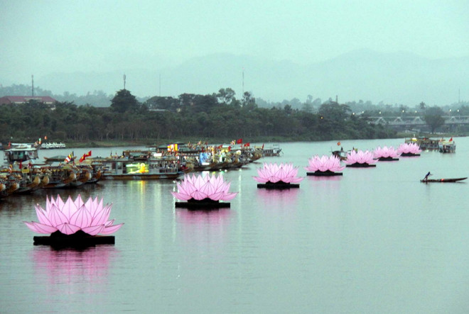 [Photo] Thắp sáng bảy đóa sen trên dòng sông Hương ảnh 1