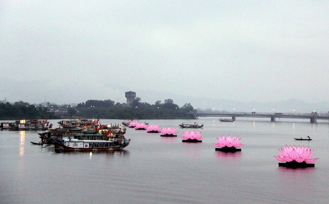 [Photo] Thắp sáng bảy đóa sen trên dòng sông Hương ảnh 2