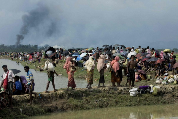 Myanmar giải tán người biểu tình tấn công đoàn cứu trợ Rohingya ảnh 1