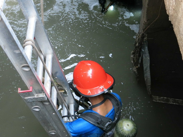 Bình Phước: Mưa lớn khiến 4 học sinh bị cuốn trôi xuống cống ảnh 1