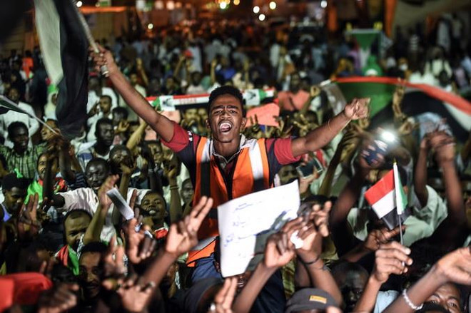 Người biểu tình tập trung tại thủ đô Khartoum, Sudan ngày 19/5 vừa qua. (Ảnh: AFP/TTXVN) Phe biểu tình tại Sudan chấp nhận đề xuất về chuyển tiếp chính trị ảnh 1