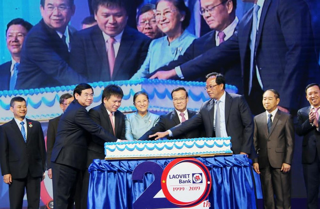 Các đại biểu cắt bánh sinh nhật Kỷ niệm 20 năm Ngày thành lập LaoVietBank. (Ảnh: Xuân Tú/TTXVN) LaoVietBank - cầu nối hợp tác kinh tế giữa Việt Nam và Lào ảnh 1