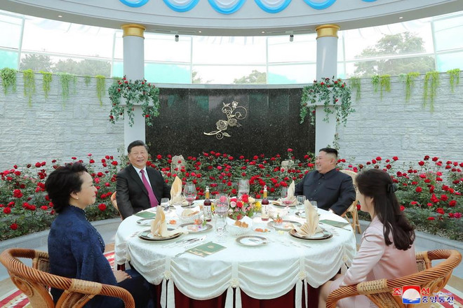 Nhà lãnh đạo Triều Tiên Kim Jong-un (thứ 2, phải) cùng phu nhân (phải) và Chủ tịch Trung Quốc Tập Cận Bình (thứ 2, trái) và phu nhân dự bữa tiệc trưa ở Bình Nhưỡng (Triều Tiên) ngày 21/6 vừa qua. (Ảnh: THX/TTXVN) Sẽ có bước tiến mới trong vấn đề hạt nhân Triều Tiên? ảnh 1