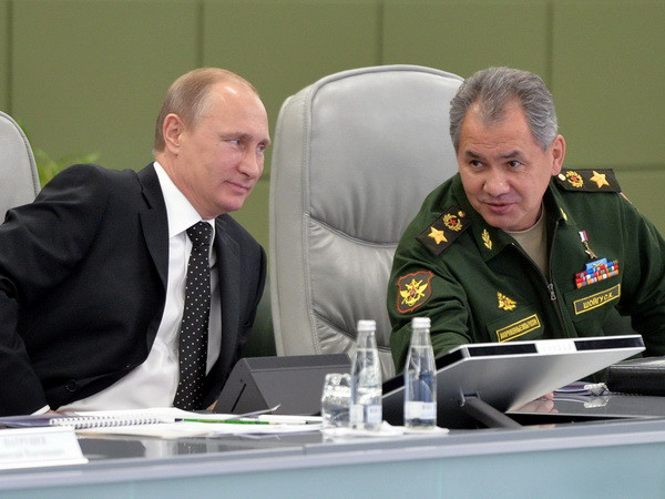 Tổng thống Vladimir Putin (trái) và Bộ trưởng Quốc phòng Nga Sergei Shoigu (phải). (Ảnh: AFP/TTXVN) Quân đội Nga sẽ tăng cường binh sỹ ở các khu vực chiến lược ảnh 1