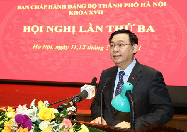 Bí thư Thành ủy Hà Nội Vương Đình Huệ phát biểu khai mạc tại Hội nghị lần thứ 3 Ban Chấp hành Đảng bộ thành phố Hà Nội. (Ảnh: Văn Điệp/TTXVN) Hà Nội xây dựng đô thị xanh 2 bên bờ sông Hồng theo hướng thuận thiên ảnh 1