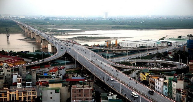 Cầu Vĩnh Tuy bắc qua sông Hồng. (Ảnh: Huy Hùng/TTXVN) Hà Nội xây dựng đô thị xanh 2 bên bờ sông Hồng theo hướng thuận thiên ảnh 2