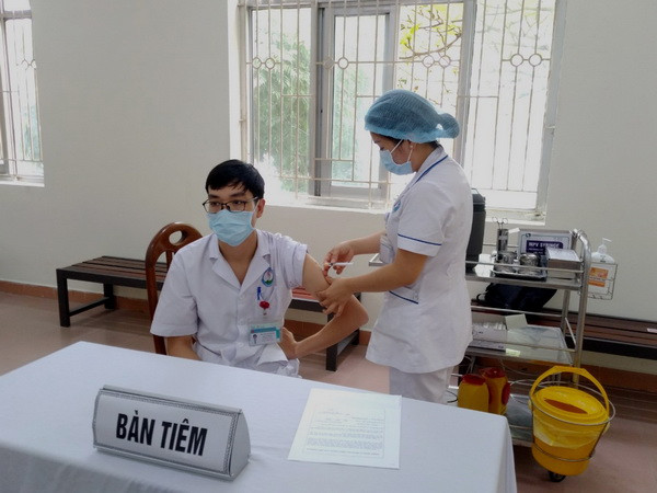 Tiêm vaccine phòng COVID-19 cho cán bộ y tế ở Hòa Bình. (Ảnh: Thanh Hải/TTXVN) Nhiều địa phương triển khai tiêm vaccine phòng COVID-19 ảnh 1