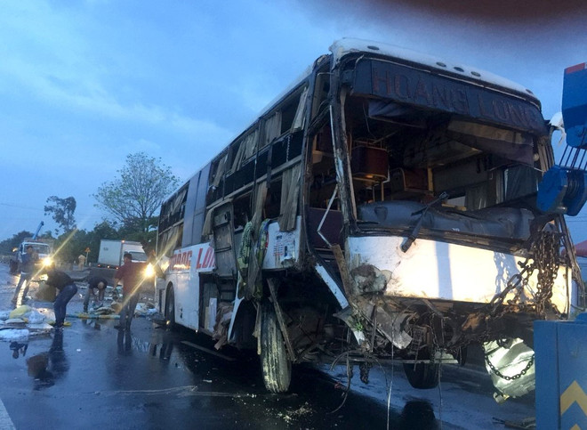Bình Thuận: Lật xe khách giường nằm, 2 người chết, 7 người bị thương ảnh 1